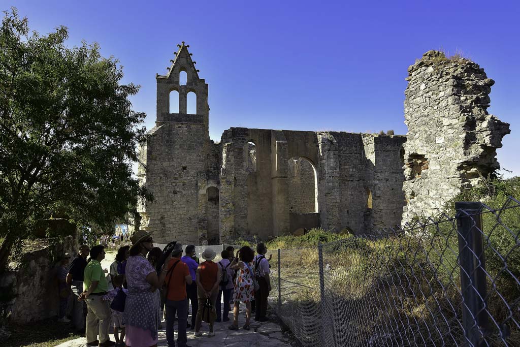 Visita de los Amigos del Patrimonio a las ruinas del monasterio de La Armedilla. FOTÓGRAFO. José Alberto Sánchez