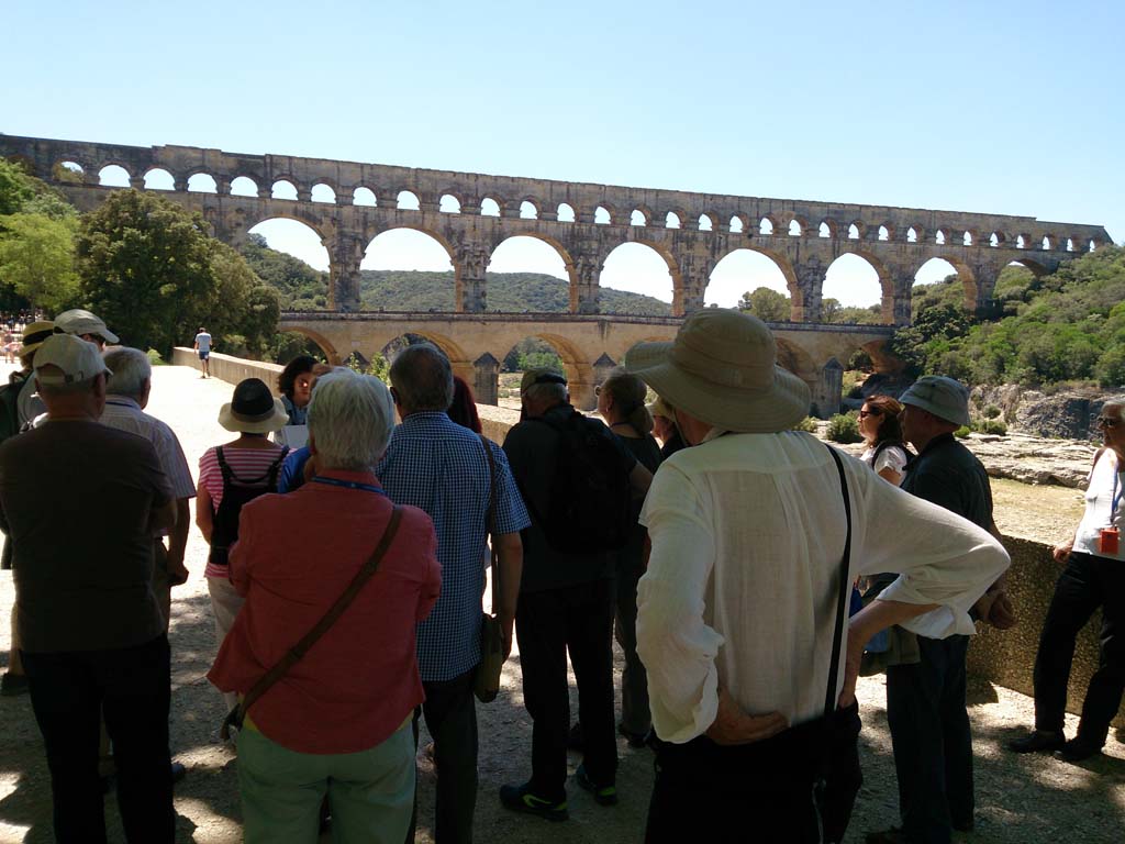 Viajeros frente a Pont Du Gard, Provenza