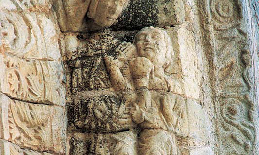 Detalle de la portada de la iglesia de Villafranca del Bierzo (León)