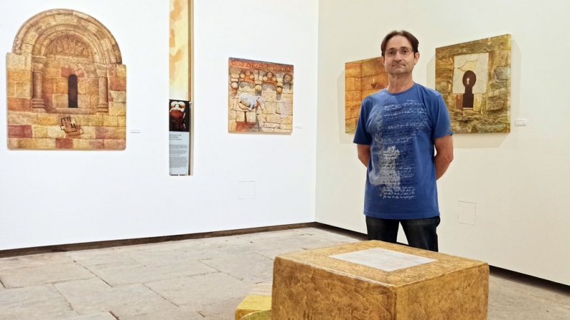Ángel Cantero junto a sus obras en la exposición Per Viam 2021